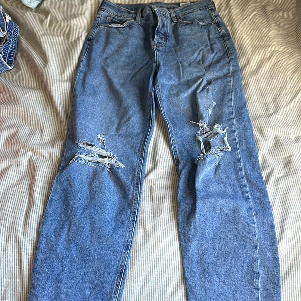 Women’s distressed Jeans/ Size 4